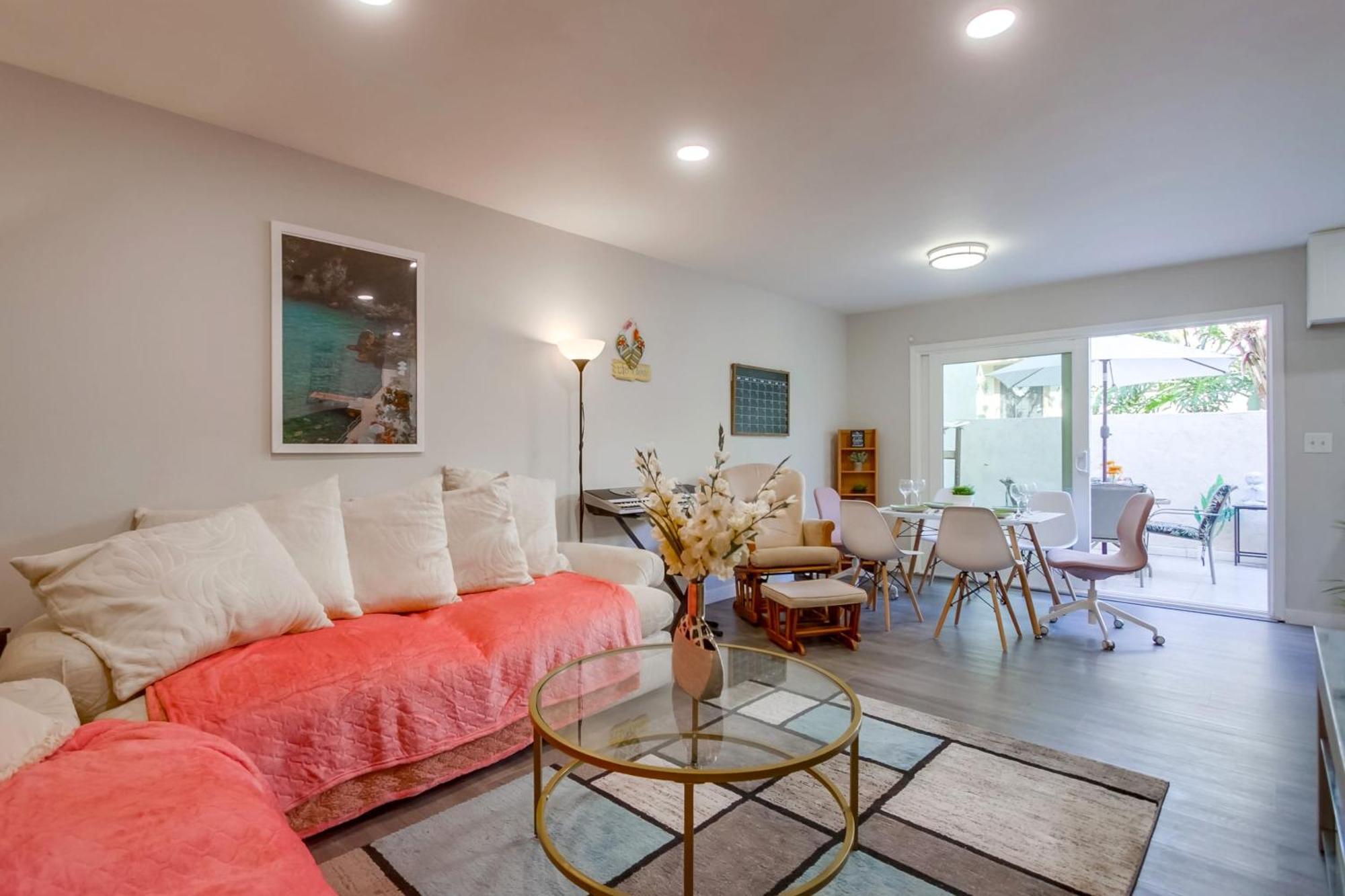 Casa de férias Entire Spacious 4-bedroom House W Free Pool Access, Garage & Parking In Prime Location *