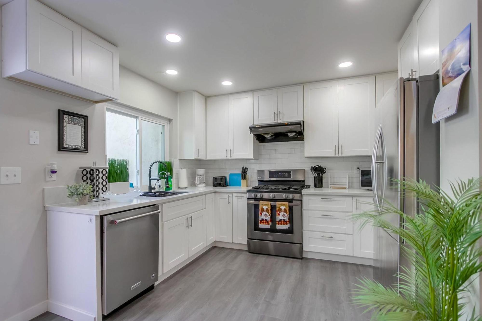 Entire Spacious 4-bedroom House W Free Pool Access, Garage & Parking In Prime Location Casa de férias *