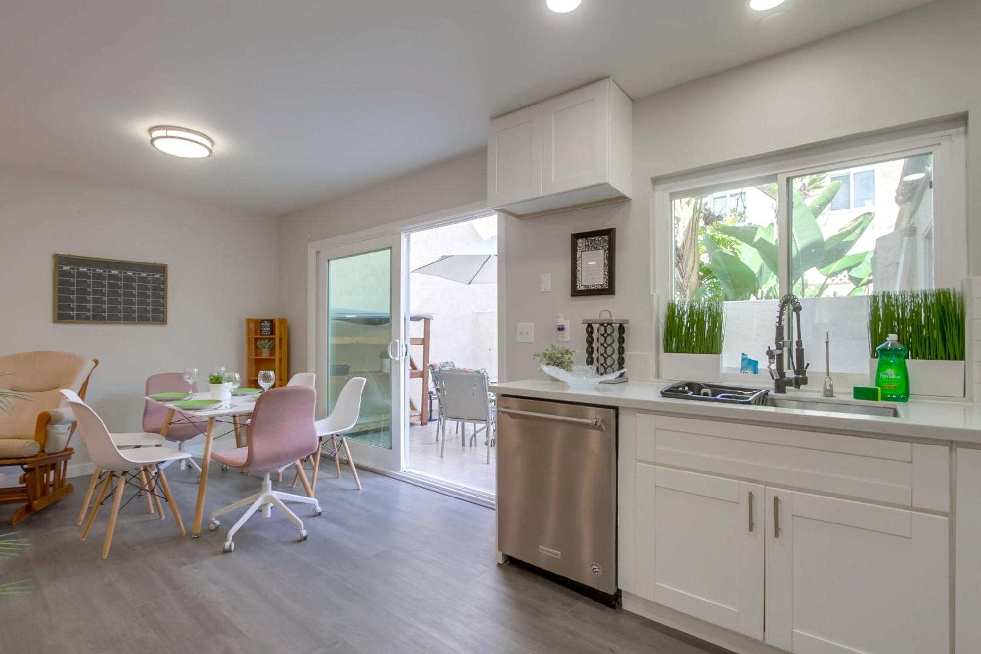 Casa de férias Entire Spacious 4-bedroom House W Free Pool Access, Garage & Parking In Prime Location