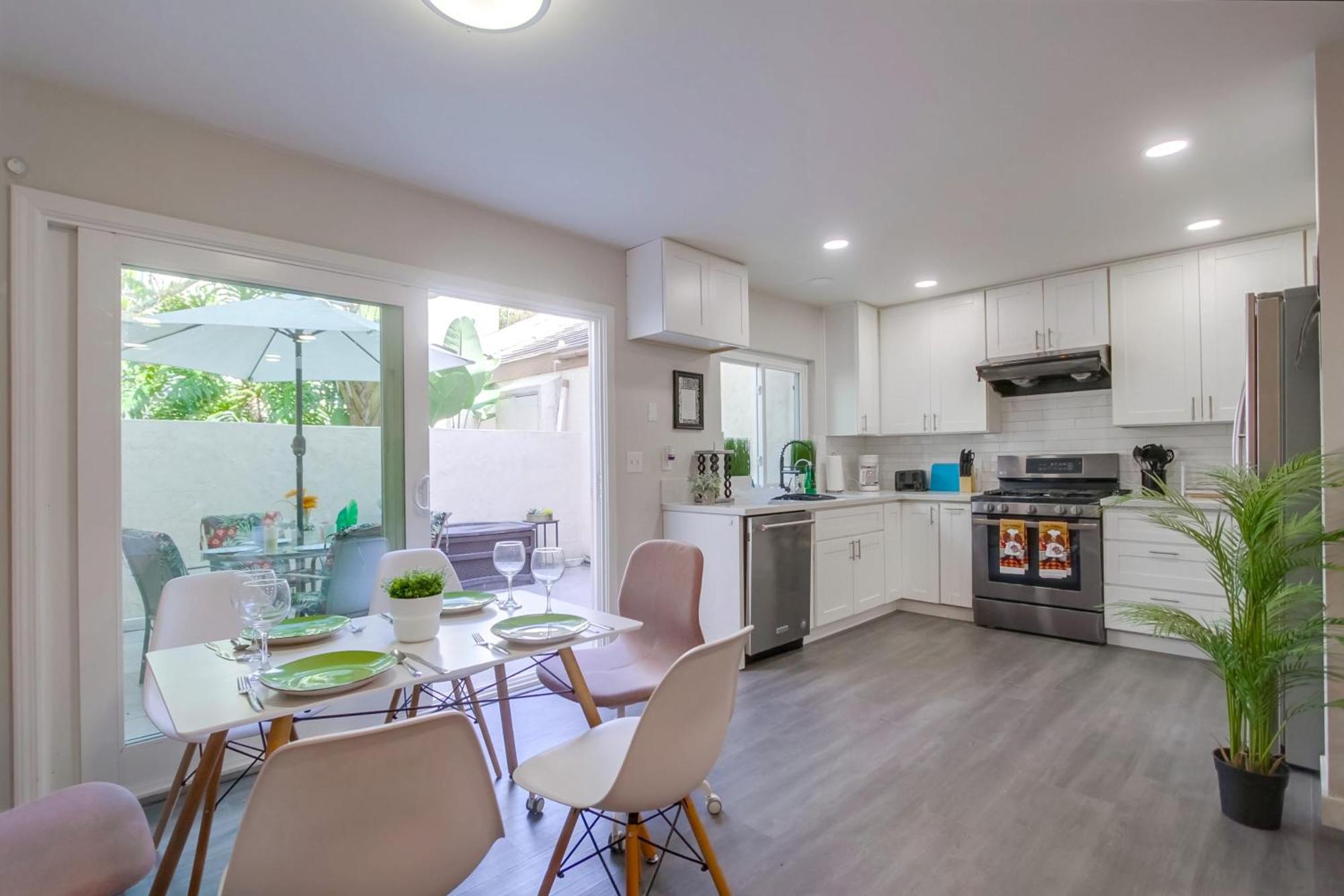 Entire Spacious 4-bedroom House W Free Pool Access, Garage & Parking In Prime Location Casa de férias