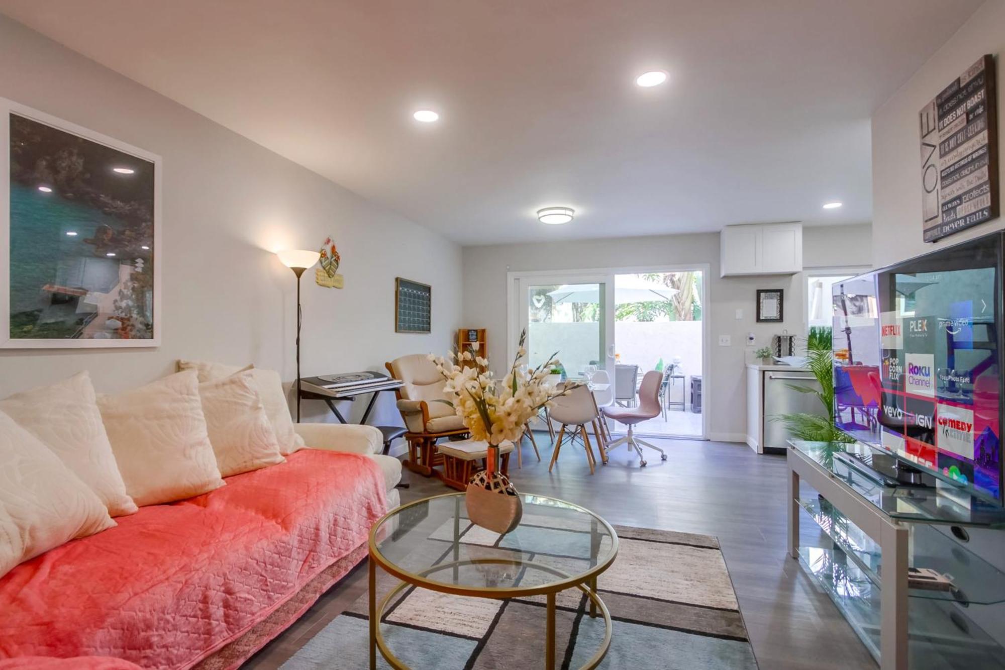 Casa de férias Entire Spacious 4-bedroom House W Free Pool Access, Garage & Parking In Prime Location *